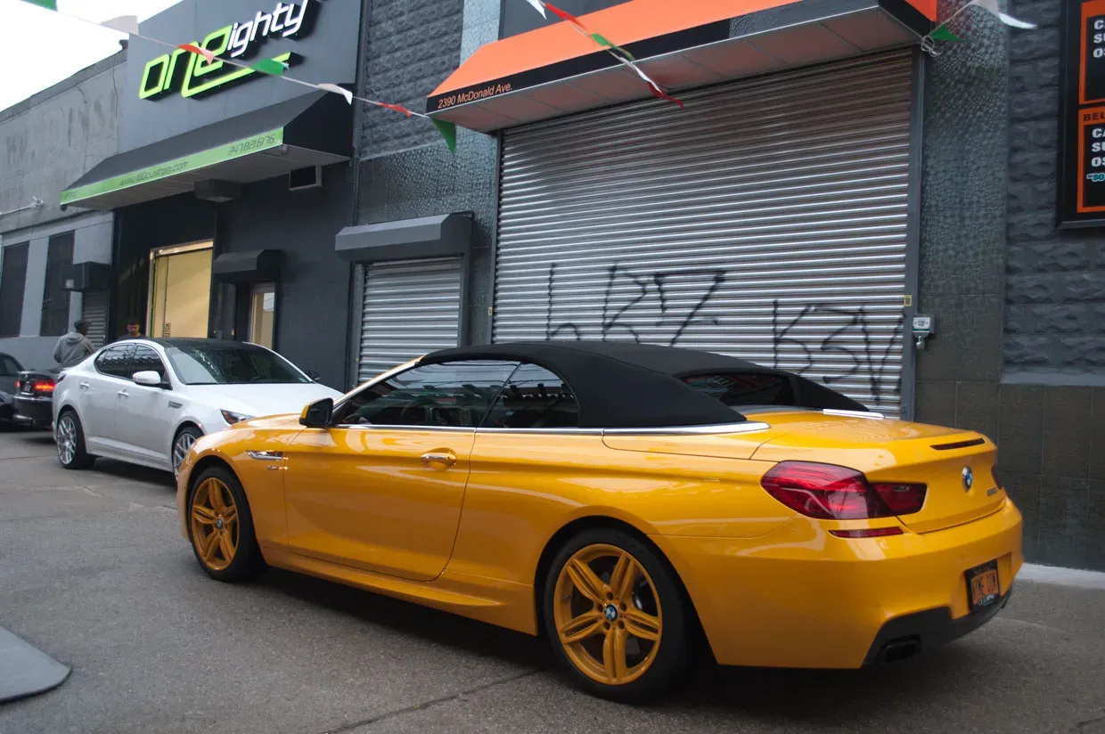 Ein auffälliges BMW 6er F12 Cabrio in Atacama Gelb