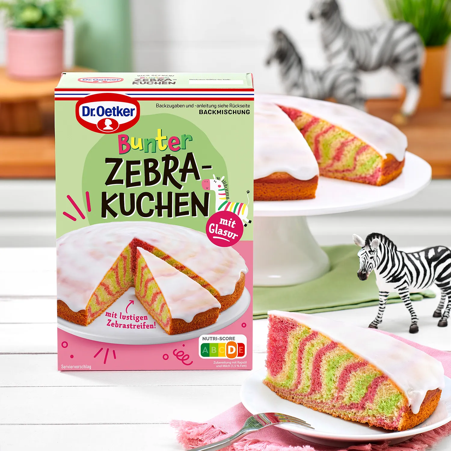 Ein aufgeschnittener bunter Zebrakuchen, der seine farbigen Schichten zeigt