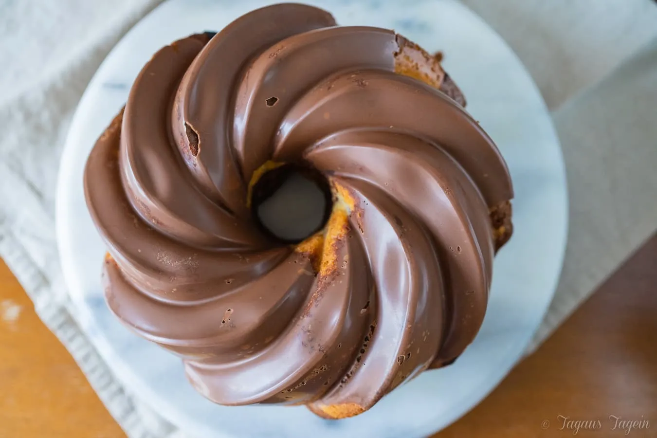 Ein aufgeschnittener Marmorkuchen mit Kirschen, der die schöne Marmorierung und die Kirschen im Teig zeigt