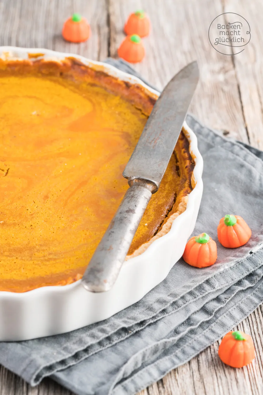 Ein Backblech mit einem noch warmen Pumpkin Pie direkt nach dem Backen