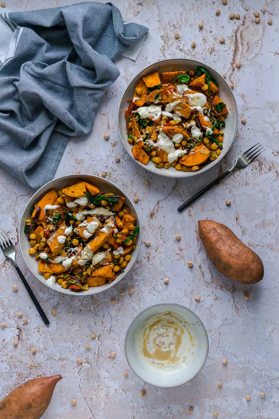Ein Backblech voller gerösteter Süßkartoffeln und Kichererbsen, fertig aus dem Ofen