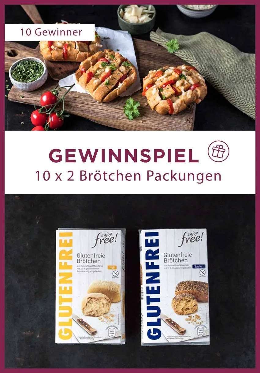 Ein Bild von leckeren glutenfreien Zupfbrötchen mit geschmolzenem Käse und Kräutern