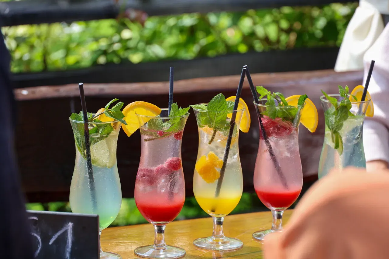 Ein Blick in den weitläufigen Biergarten der Brathähnchenfarm