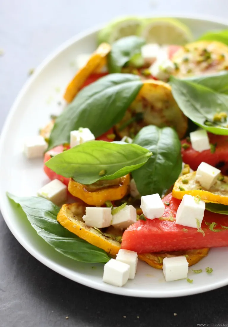 Ein bunter Wassermelonen-Feta-Salat in einer großen Schüssel, bereit zum Servieren