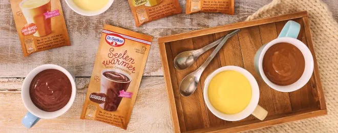 Ein dampfender Tassenpudding mit Vanille-Geschmack, ideal für eine schnelle süße Auszeit