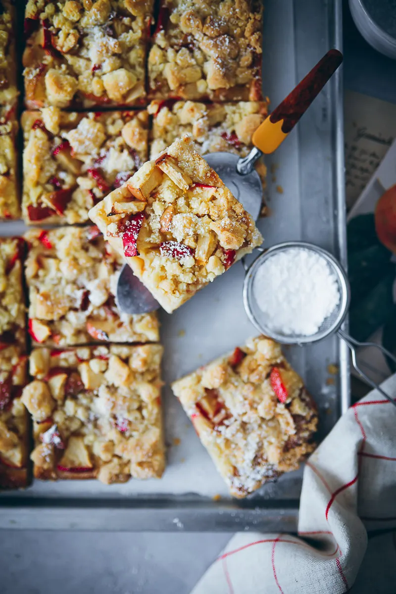 Ein Detailbild von knusprigen Streuseln und Apfelstücken