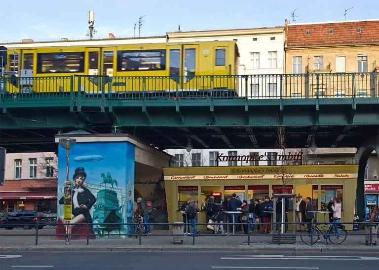Ein deutscher Imbissstand mit Currywurst-Angebot in Berlin