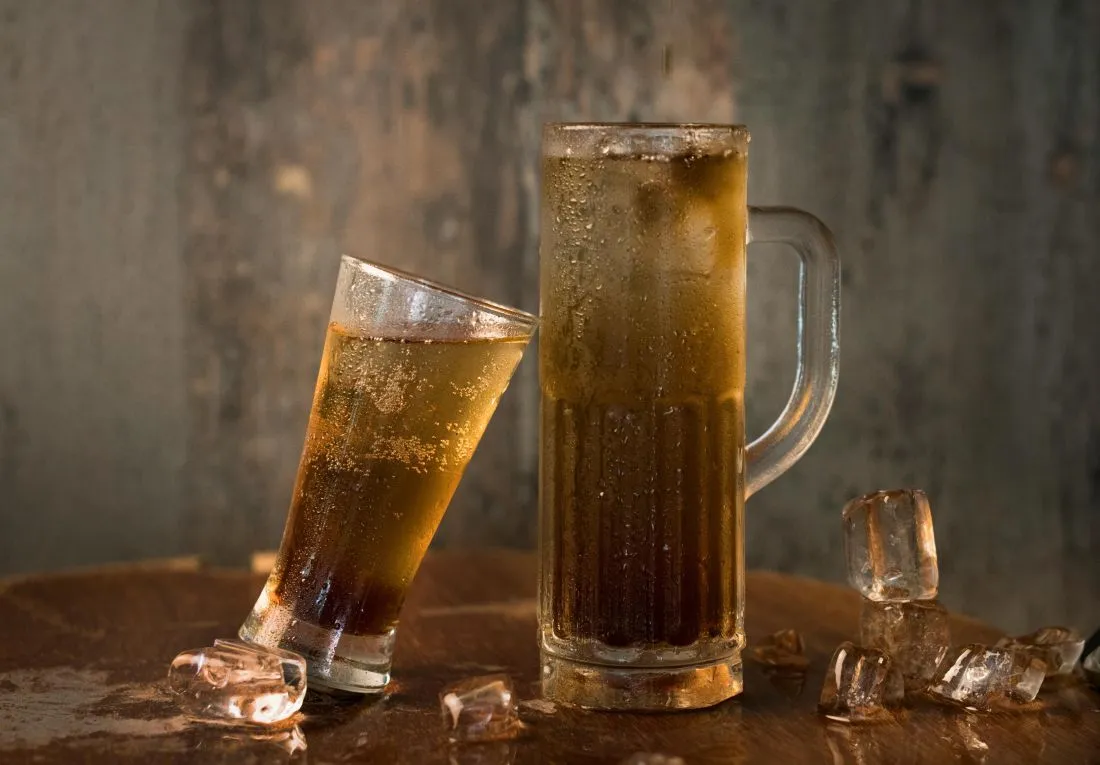 Ein Diesel-Mischgetränk mit Bier und Cola in einem Glas.