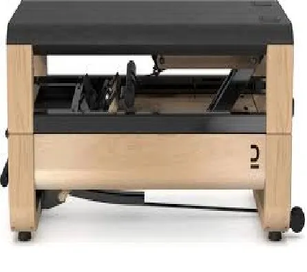 Ein Domyos Smart 3-in-1 Rudergerät aus Holz in einem hellen Raum