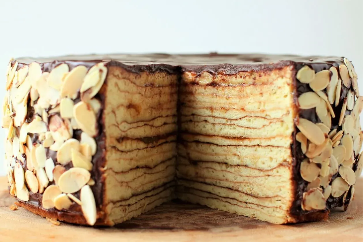 Ein dreieckiges Stück aus dem Baumkuchen geschnitten, damit man die Schichten sehen kann