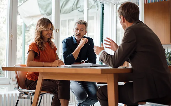Ein Ehepaar bei einem Beratungsgespräch.