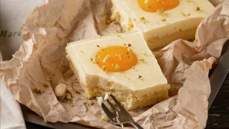 Ein einfacher Spiegeleikuchen, bestreut mit gehackten Pistazien und Aprikosenhälften