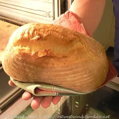 Ein einfaches Weißbrot, perfekt für Anfänger, auf einem Schneidebrett