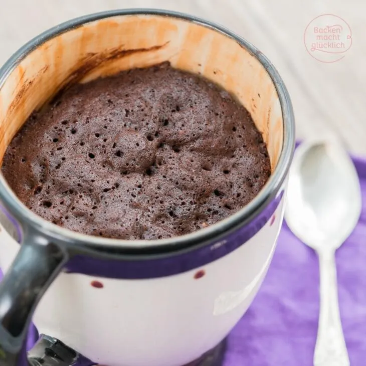 Ein einzelner, schneller Schokokuchen im Tassenformat