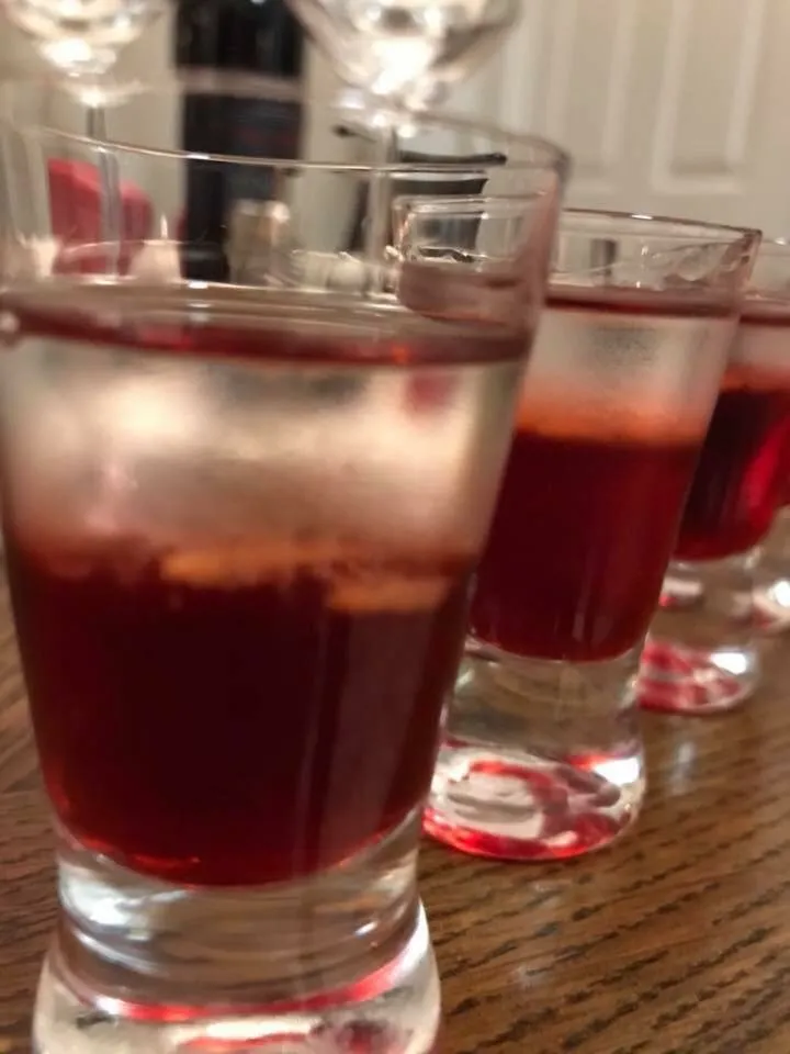 Ein einzelner Wściekły Pies Shot mit klaren Schichten