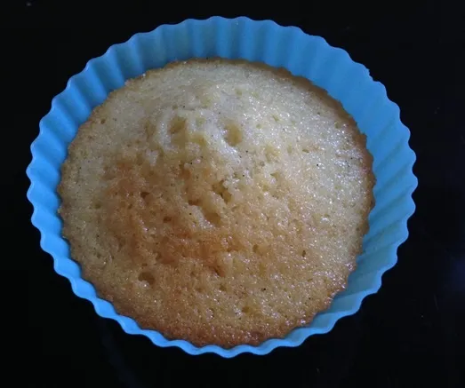 Ein fertig gebackener, noch undekorierter Muffinrohling