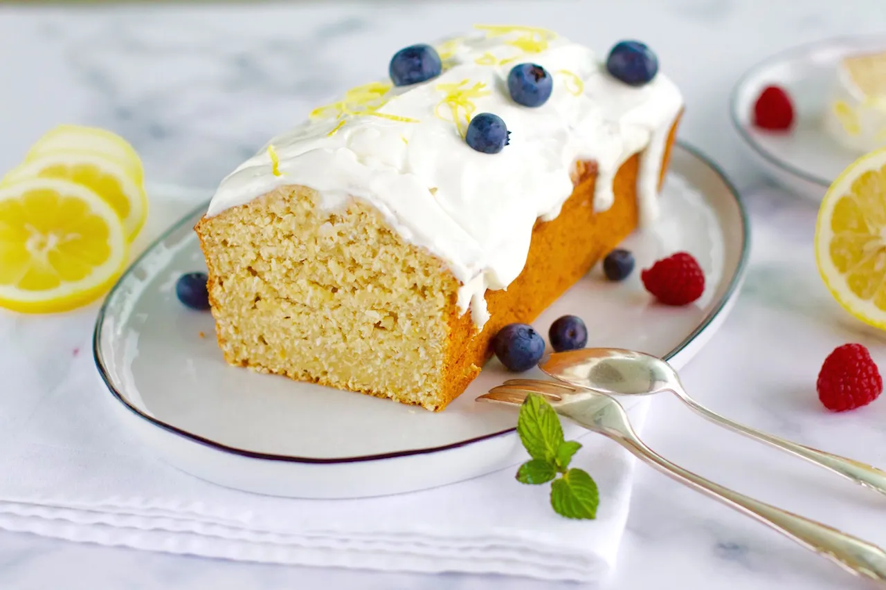 Ein fertiger Zitronen-Kokos-Kuchen, geschnitten und servierbereit
