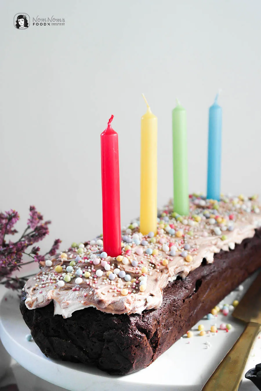 Ein festlicher Brownie, reich dekoriert und bereit zum Servieren, mit bunter Streuseldeko