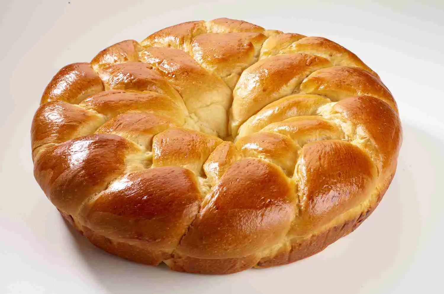 Ein festlicher Dorfkranz (Kranzkuchen) mit Zuckerguss