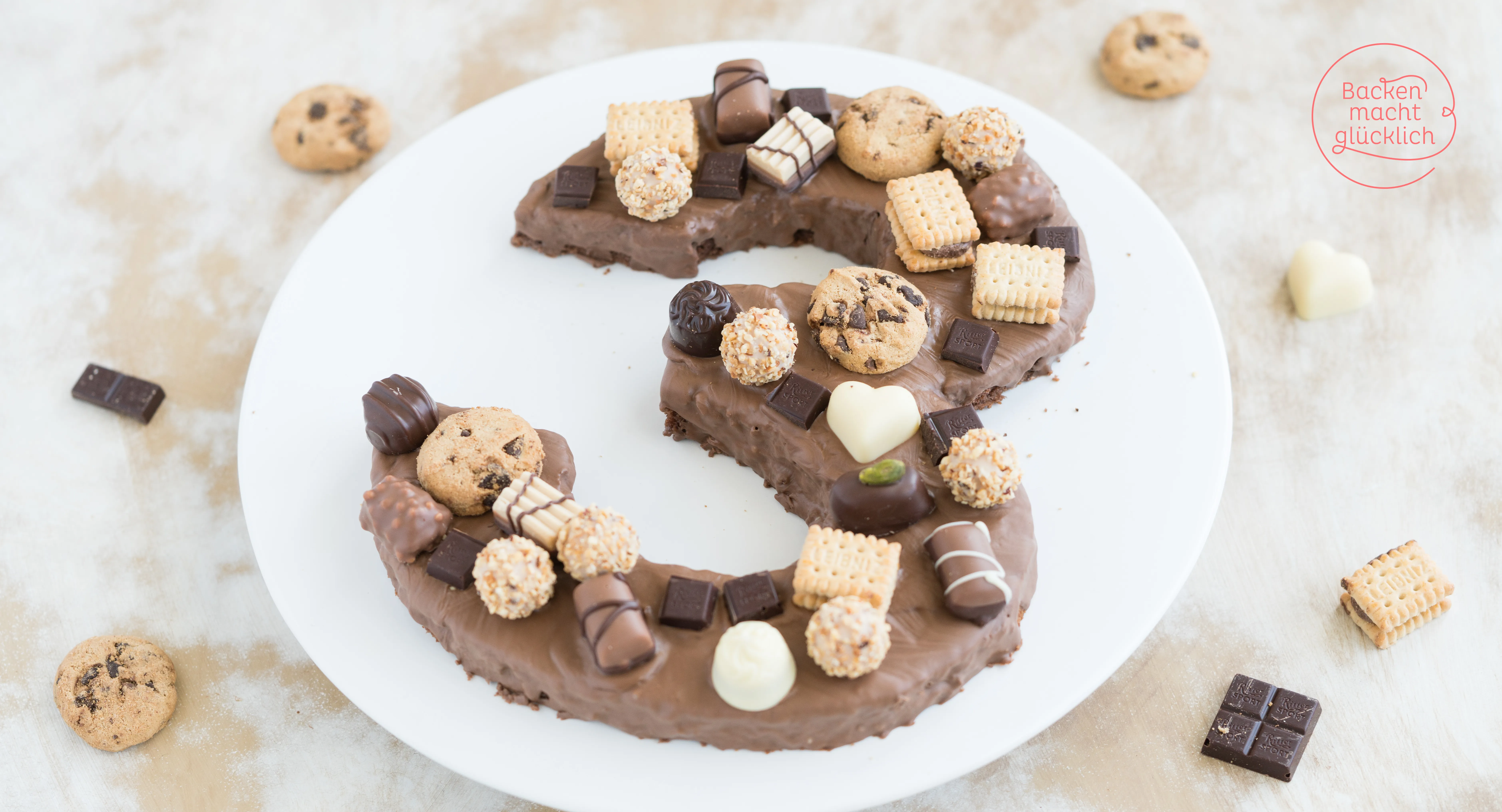 Ein festlicher Zahlenkuchen, dekoriert mit verschiedenen Süßigkeiten