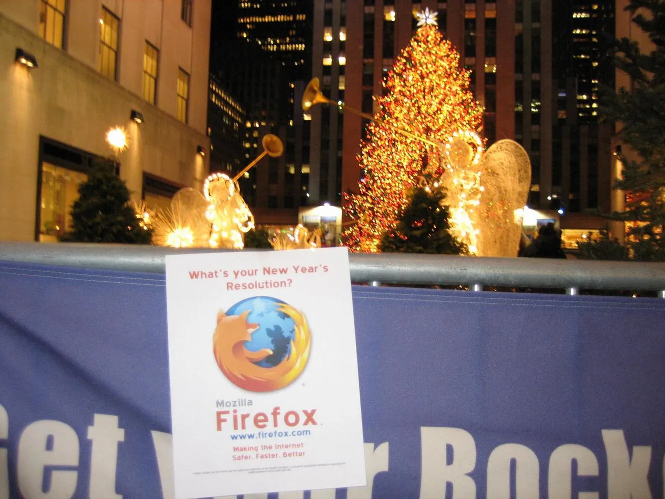 Ein Flyer, der Firefox bewirbt, hängt an einer Absperrung in New York City