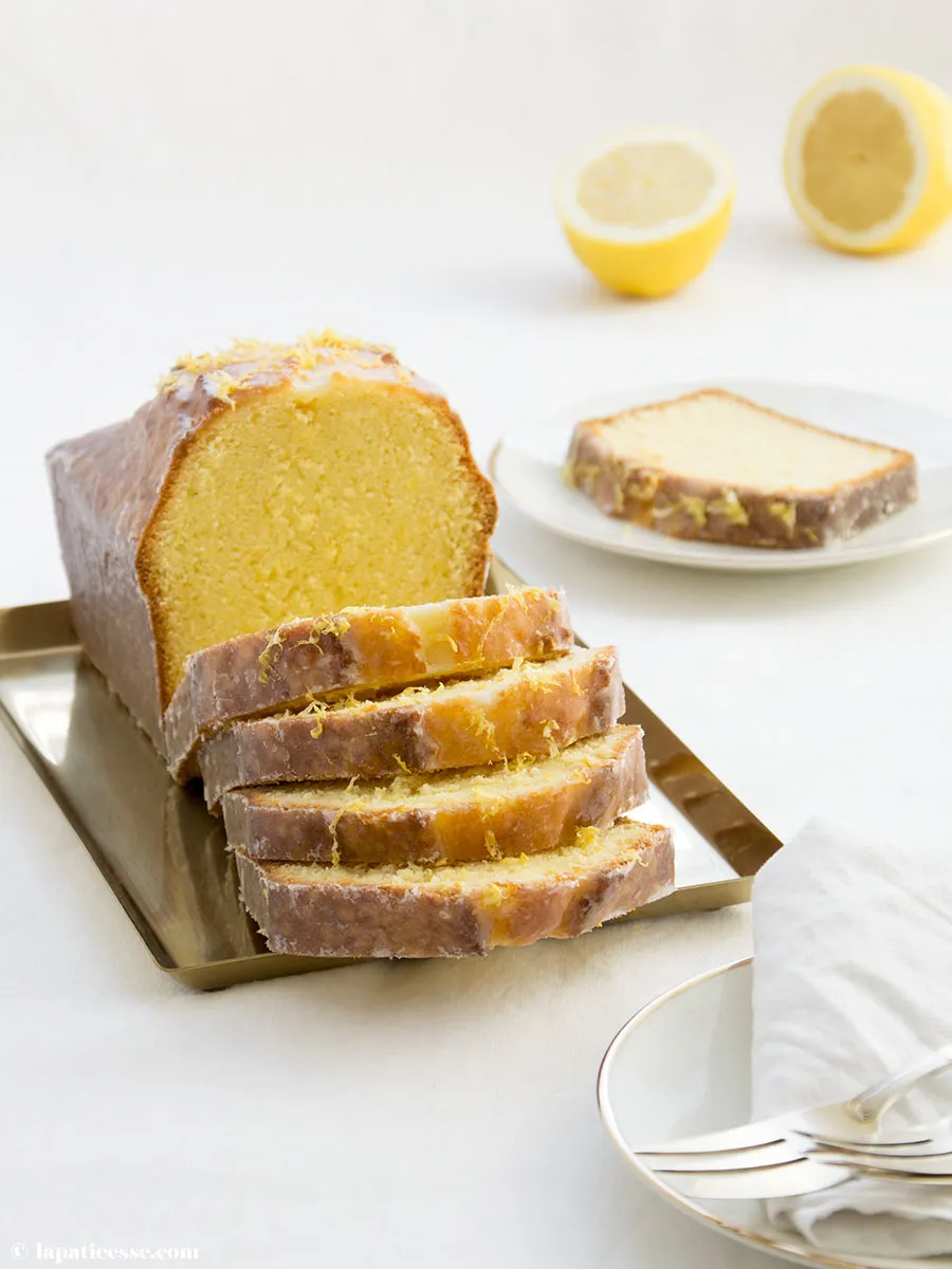 Ein französischer Zitronenkuchen (Cake au Citron) in einer Kastenform mit Glasur
