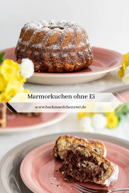 Ein frisch gebackener Marmorkuchen ohne Ei, bereit zum Servieren