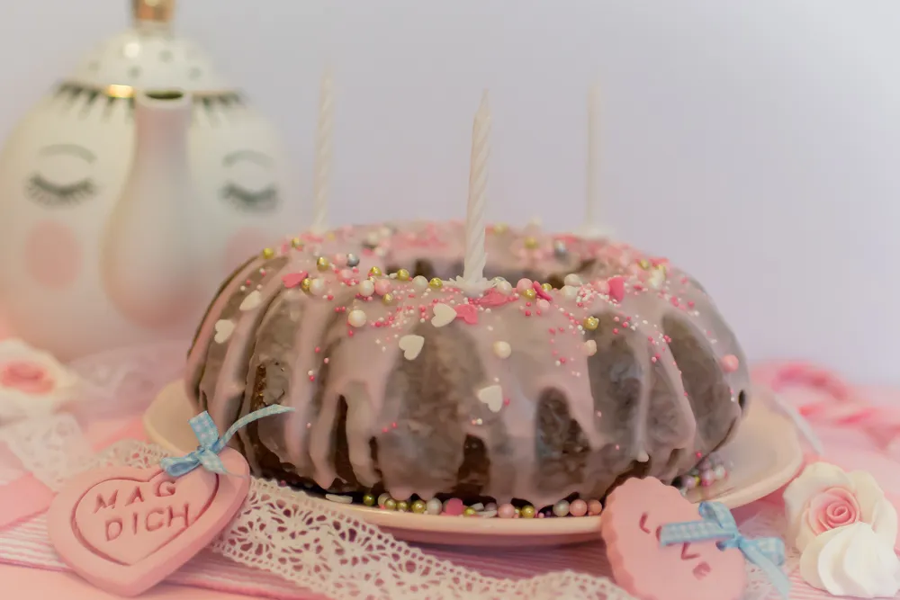 Ein frisch gebackener Zitronenkuchen mit rosa Zuckerguss