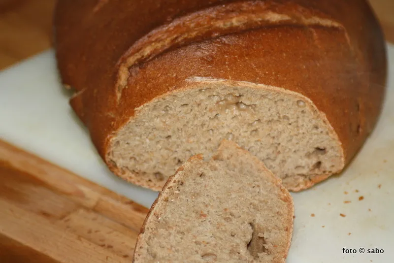 Ein frisch gebackenes Konsumbrot, bereits angeschnitten