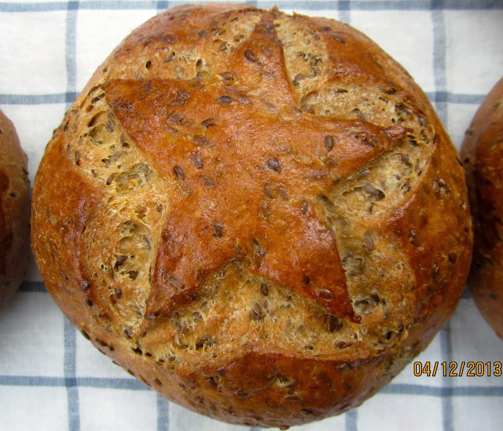 Ein frisch gebackenes Leinsamenbrot mit knuspriger Kruste