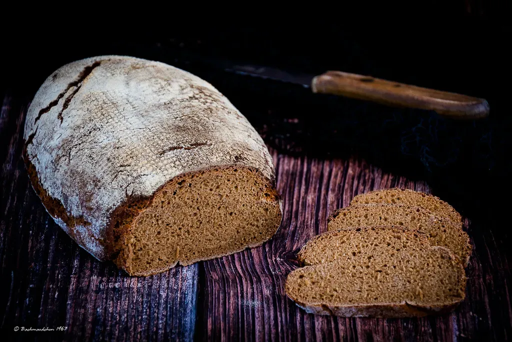 Ein frisch gebackenes Malfa Kraftma Brot mit knuspriger Kruste