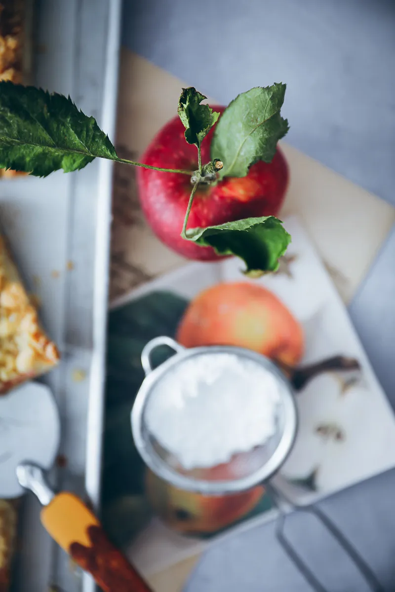Ein frischer Apfelkuchen mit Streuseln, bereit zum Anschneiden