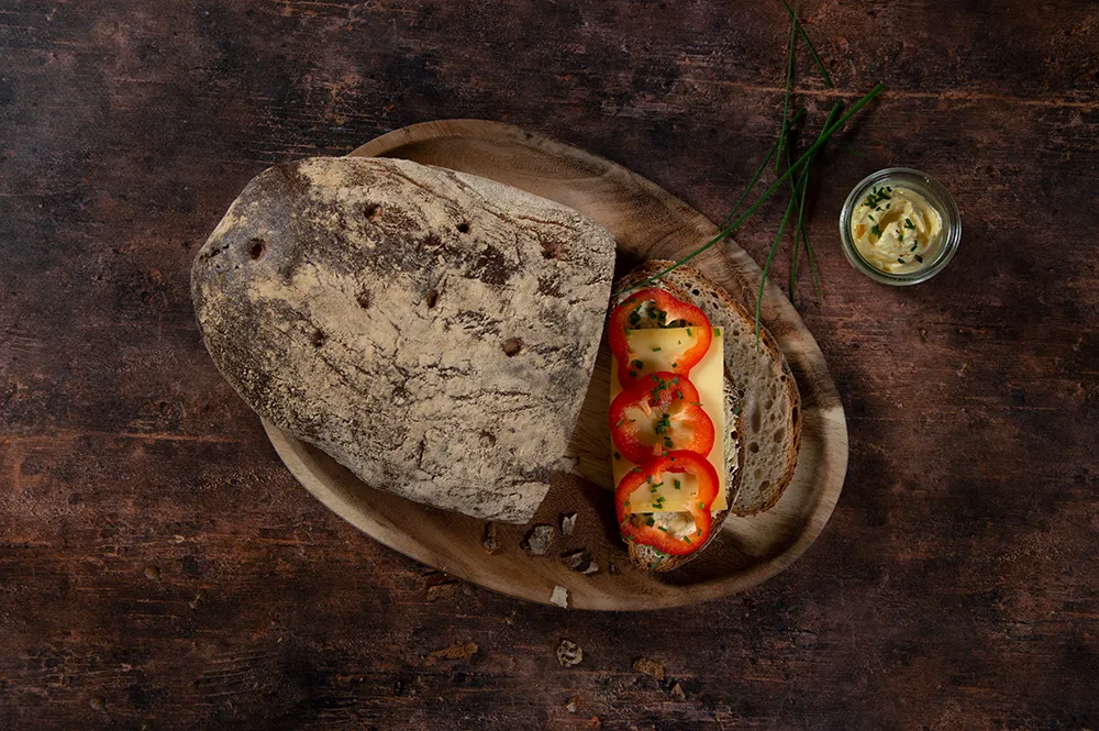 Ein frisches, dunkles Doppelback-Brot mit kräftiger Kruste