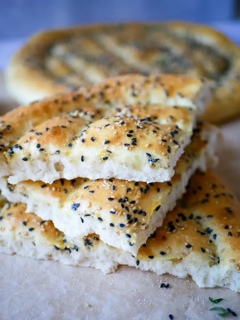 Ein frisches, goldenes Fladenbrot nach dem Backen