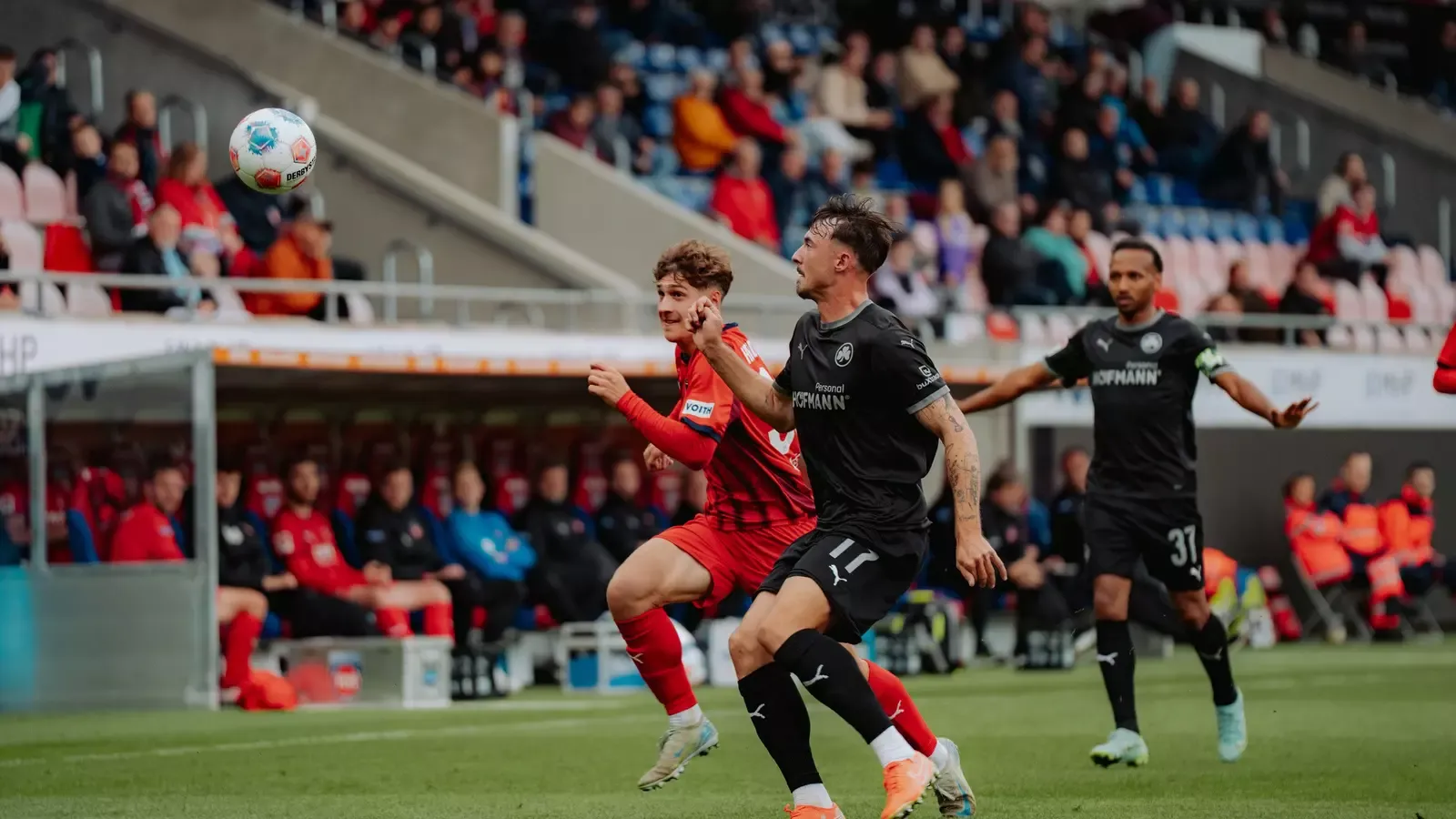 Ein Fußballspieler des 1. FC Heidenheim im Zweikampf während eines Testspiels