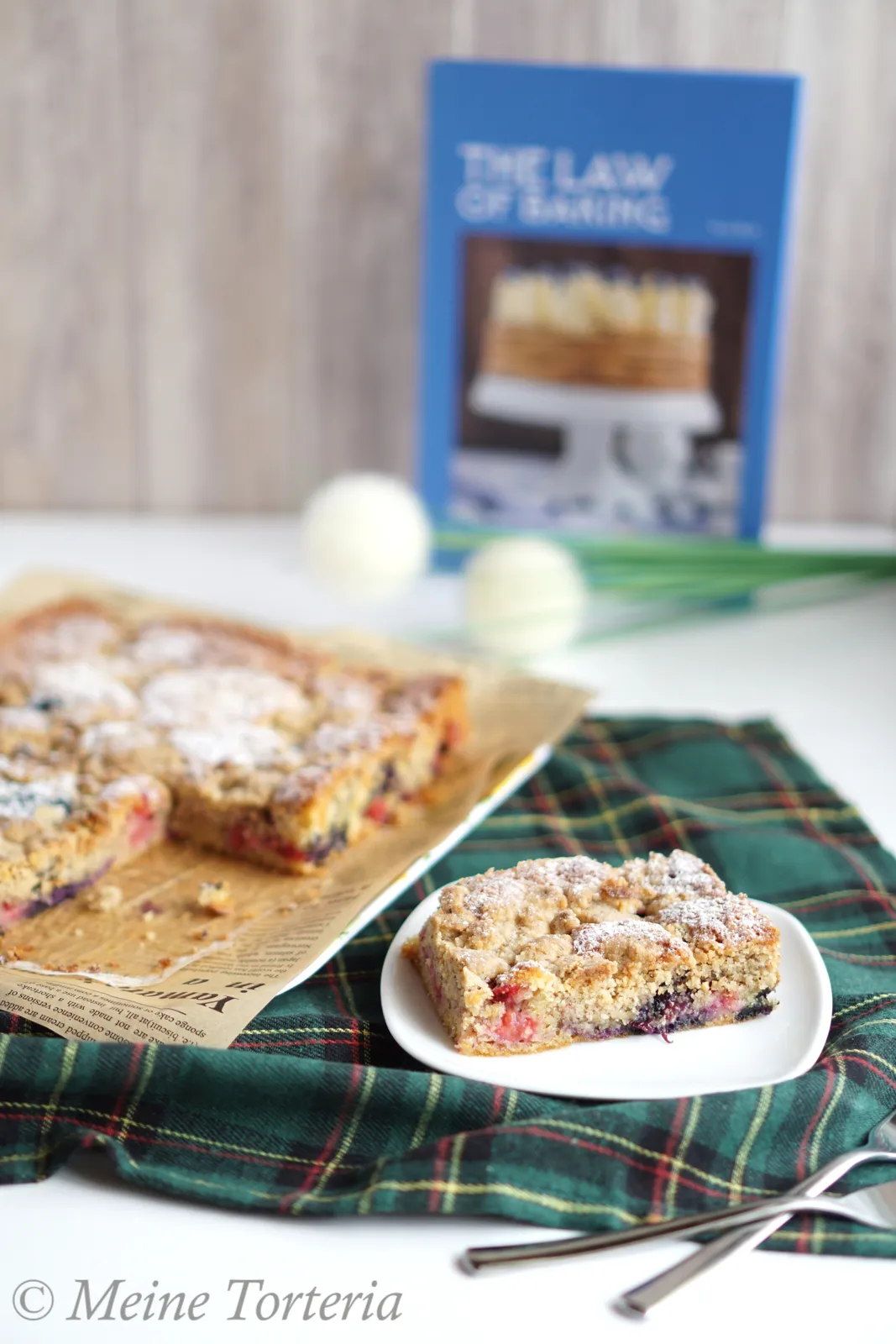 Ein ganzer Beerenkuchen mit Nussstreuseln frisch aus dem Ofen