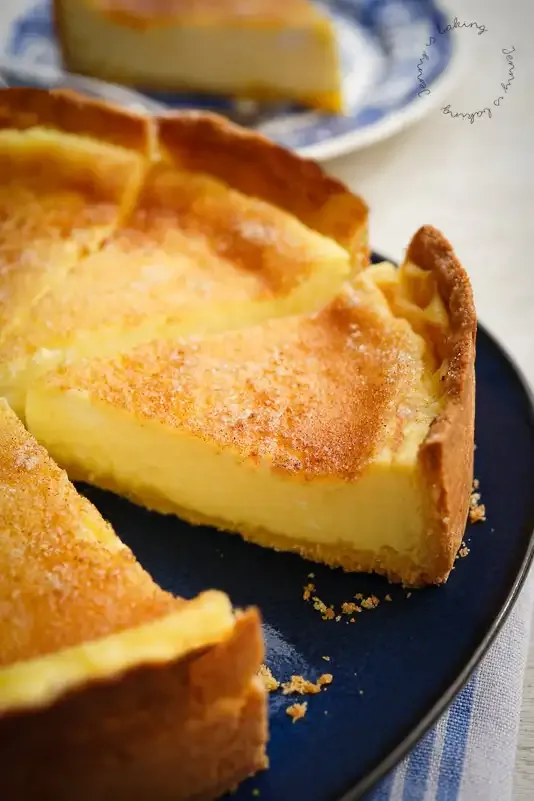 Ein ganzer, goldbraun gebackener Rahmkuchen mit Zimt-Zucker-Kruste