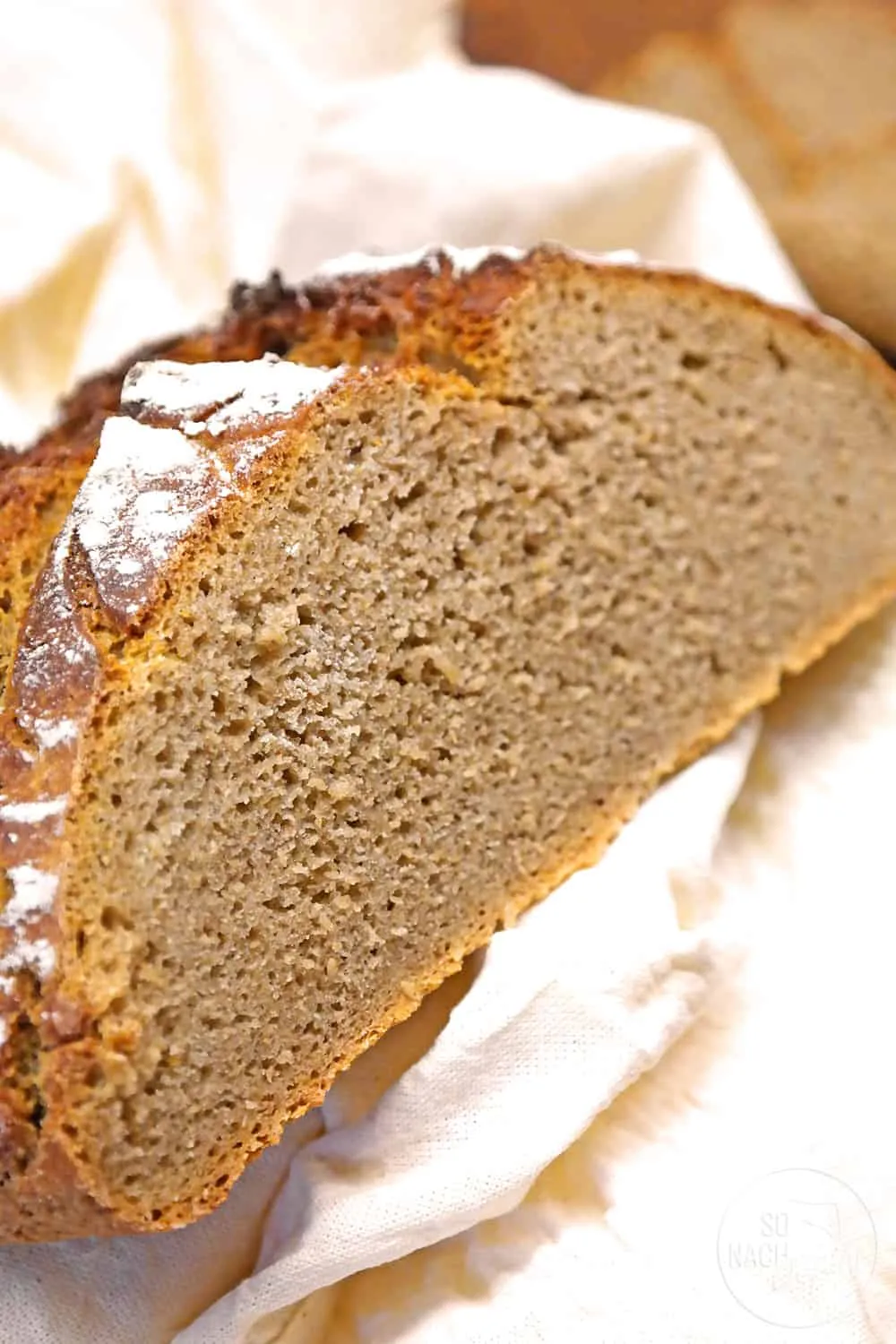 Ein ganzer Laib rustikales Bauernbrot auf einem Gitter