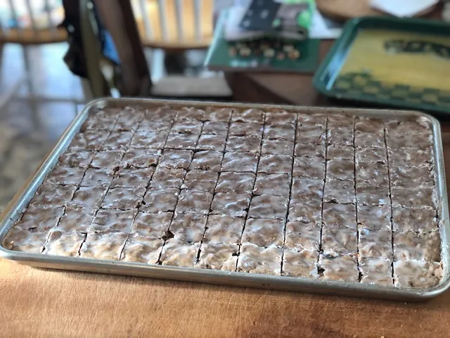 Ein ganzes Backblech mit anderthalb der Rezeptmenge Berliner Brot, die perfekt darauf passt.