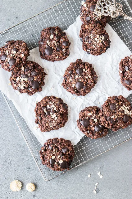 Ein gebackener Schoko-Hafer Keks auf einem Holzbrett