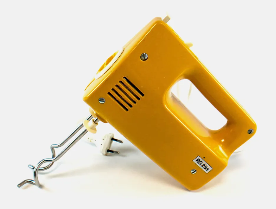 Ein gelbes Rührgerät und Mixer Modell RG 28s von AKA ELECTRIC, ein klassisches DDR-Küchengerät