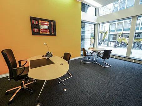 Ein geräumiger, heller Arbeitsbereich mit modernen Schreibtischen