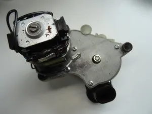 Ein gerissener Zahnriemen im Getriebe eines Kaffeemahlwerks