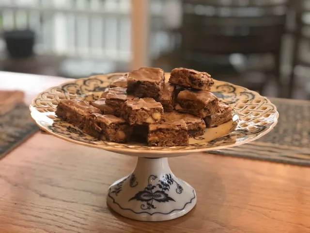 Ein geschnittenes Berliner Brot mit dunkler Schokolade, Mandeln und einer feinen Rumglasur.