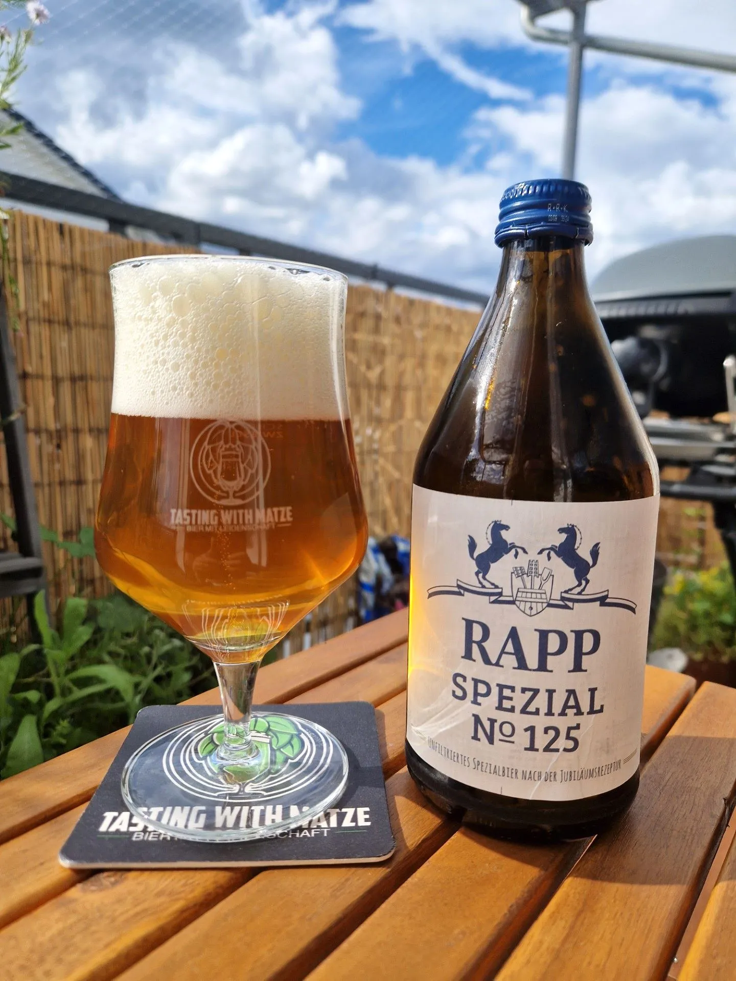 Ein Glas und eine Flasche Rapp Spezial No 125 Bier