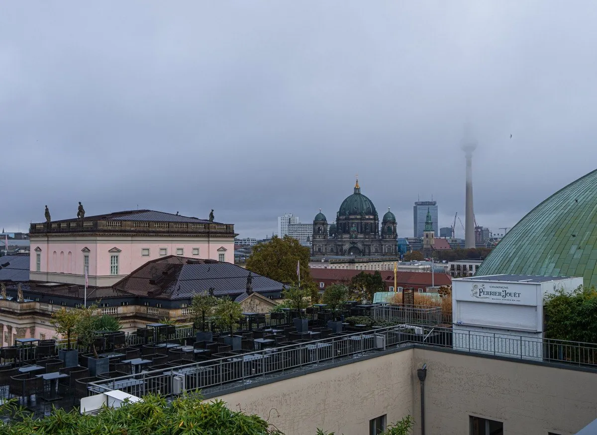 Ein grauer Tag in Berlin, Straßen mit Autos und Gebäuden