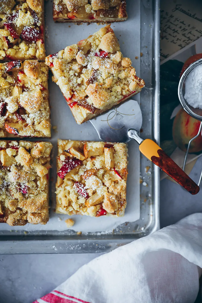 Ein großes Stück Apfelkuchen mit Streuseln auf einem Teller