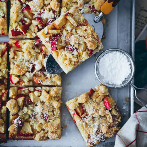 Ein großes Stück Apfelkuchen mit Streuseln von oben fotografiert