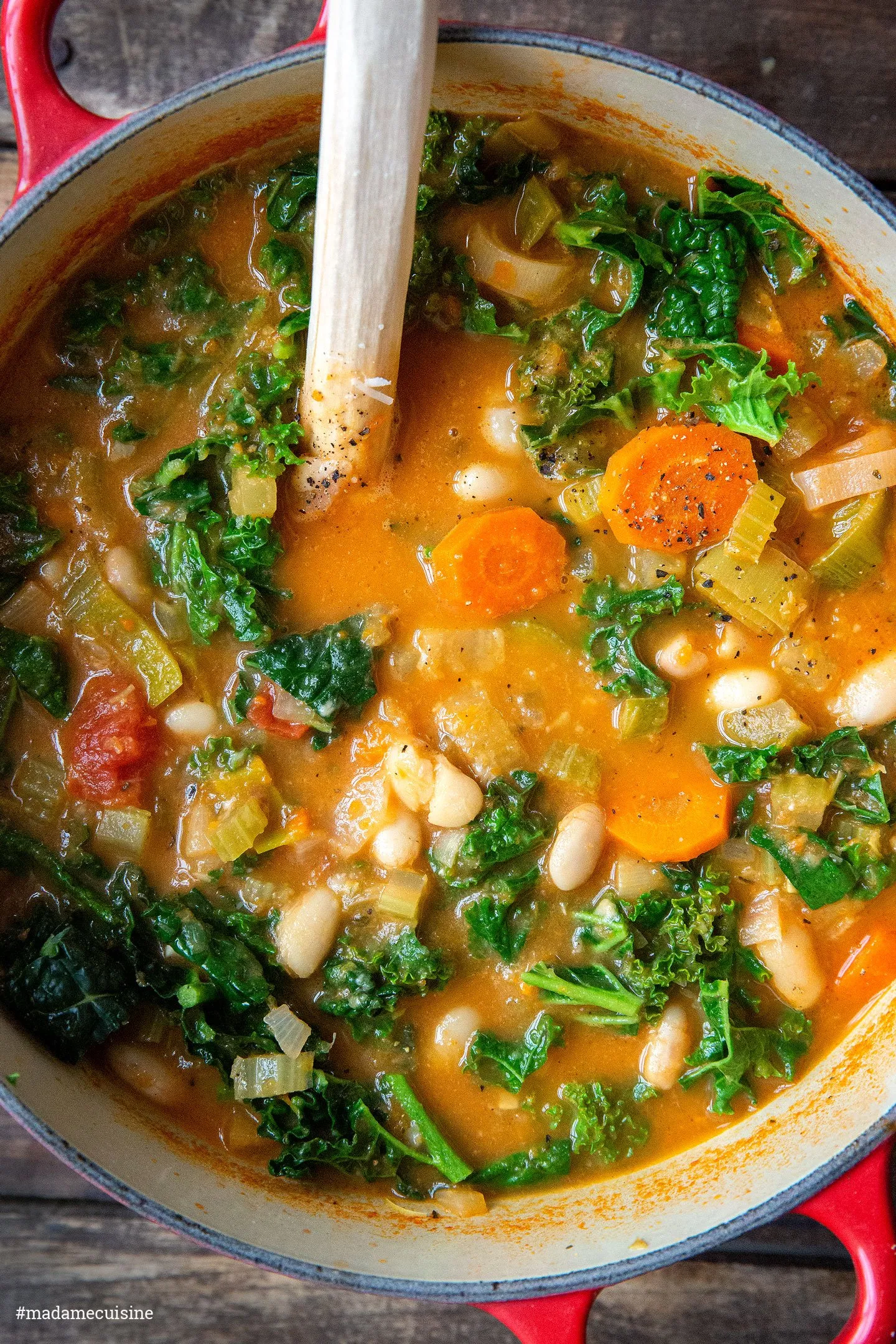 Ein guter Topf Suppe auf dem Herd