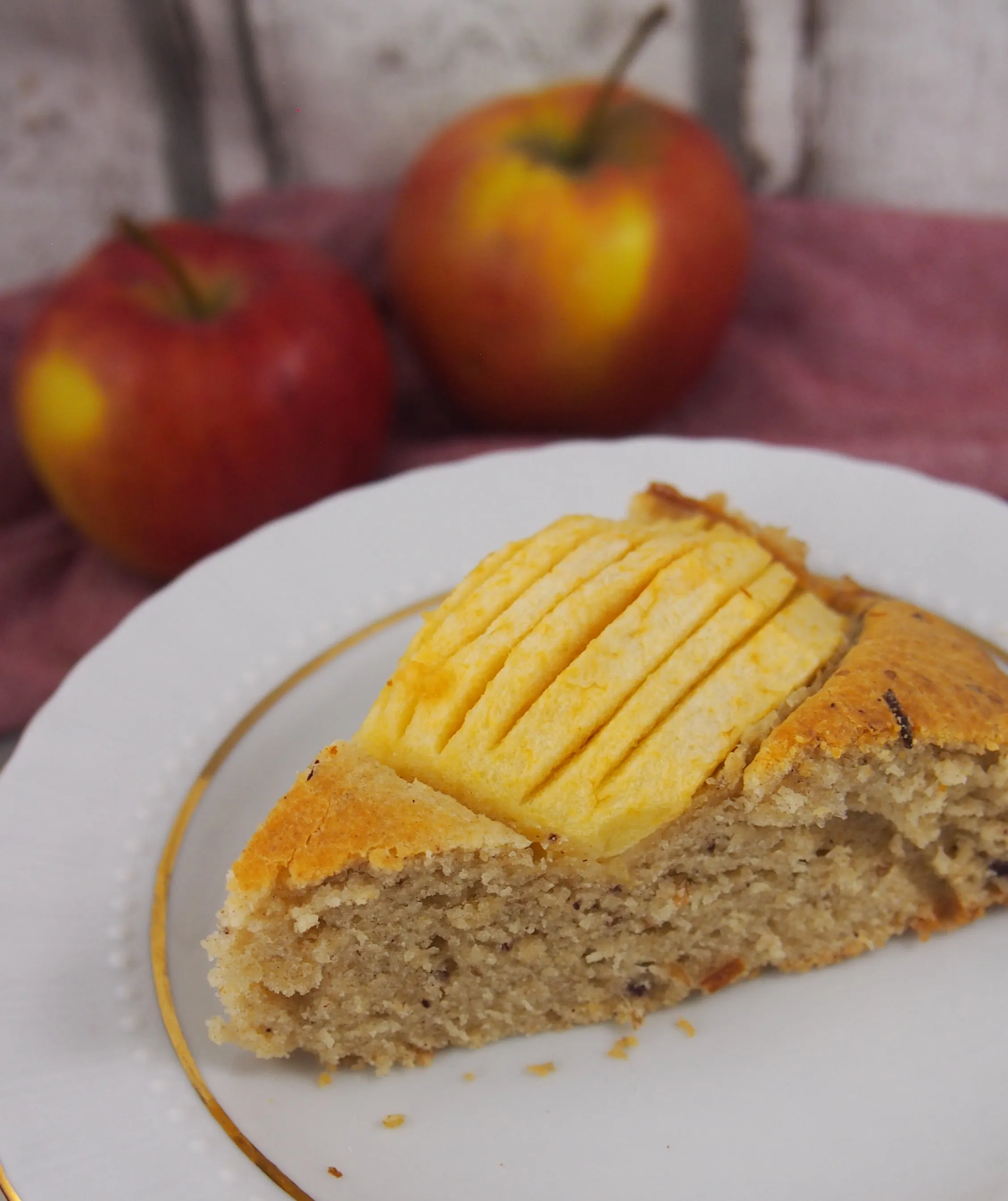 Ein halber, frisch gebackener Apfelkuchen ohne Zucker